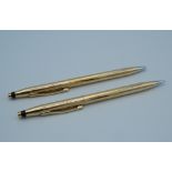 A Cross 14 ct gold cased pen and a Cross matching propelling pencil. 13.5 cm long (42.