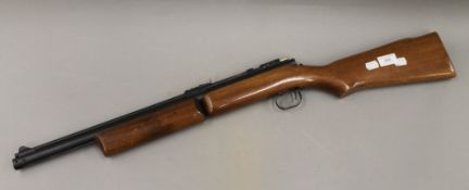 A Benjamin Franklin air rifle, model 342, .22 calibre. 88 cm long.