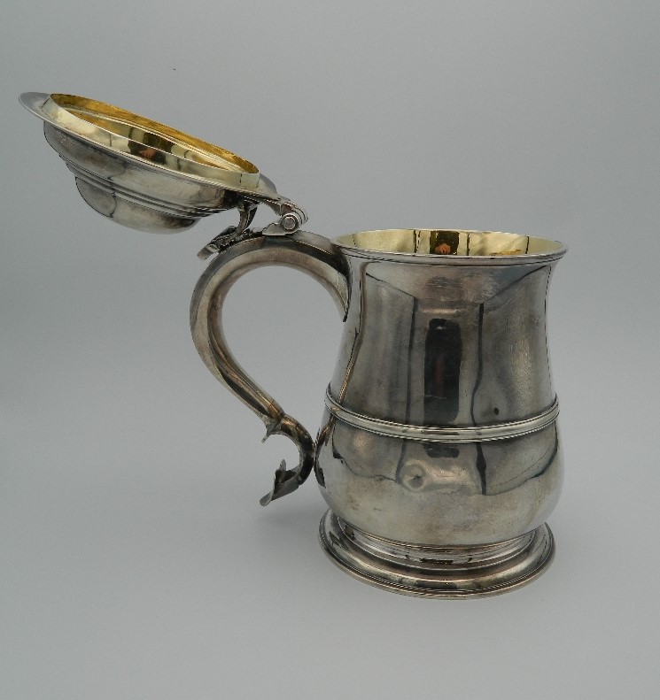 A Georgian silver lidded tankard. 18 cm high (27.6 troy ounces). - Image 2 of 4