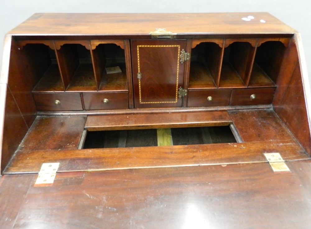 A George III mahogany bureau with well. 75.5 cm wide. - Image 4 of 6