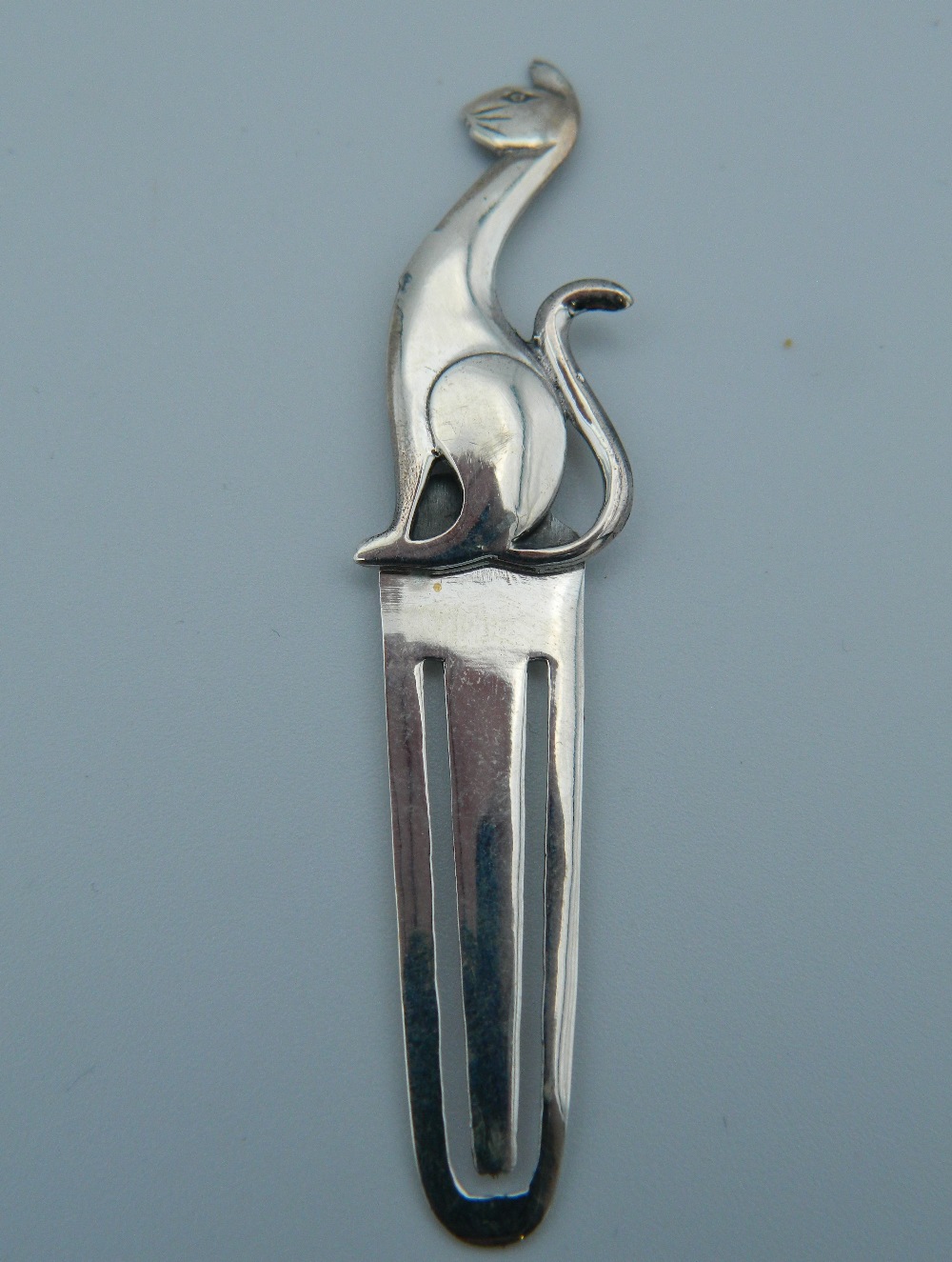 A silver bookmark formed as a cat. 6.5 cm high. - Image 3 of 3