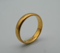 A Victorian 22 ct gold wedding band. Ring size L (4.