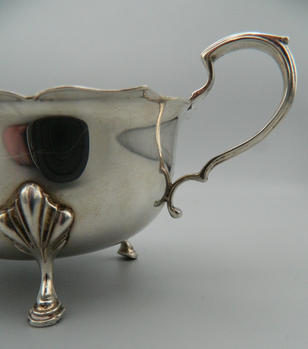 A Walker & Hall silver sauce boat. 15 cm long (3. - Image 3 of 5