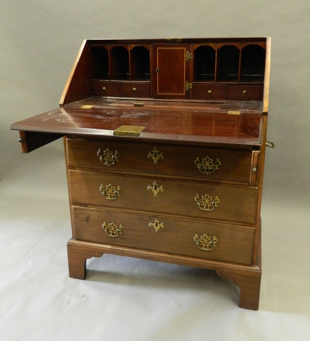 A George III mahogany bureau with well. 75.5 cm wide. - Image 2 of 6