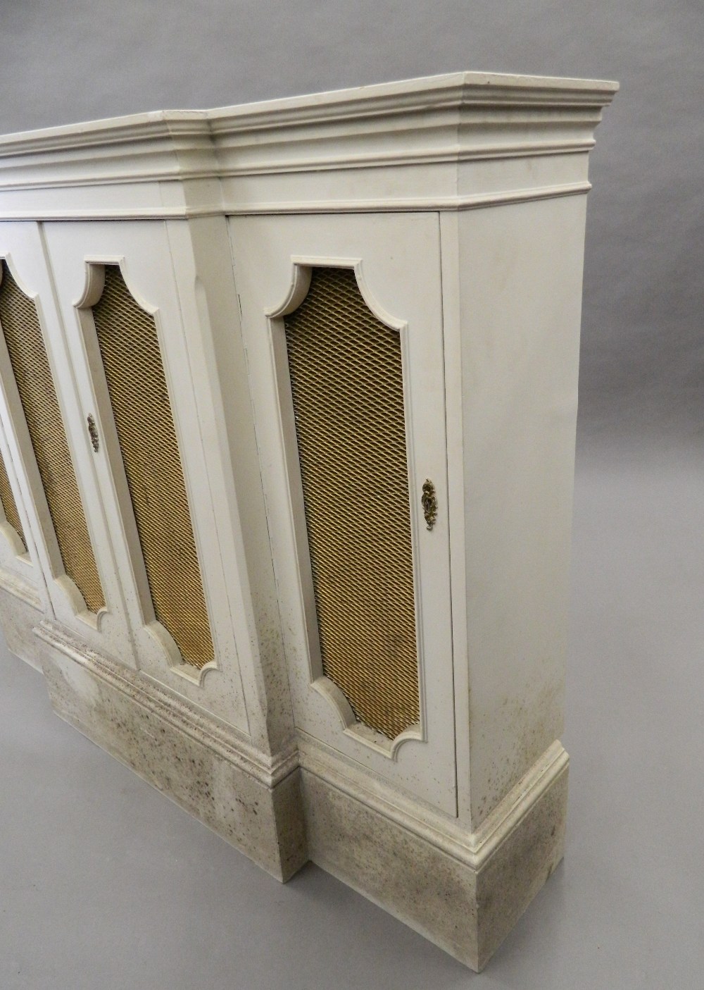 A modern white painted break front side cabinet. 127.5 cm wide. - Image 5 of 6