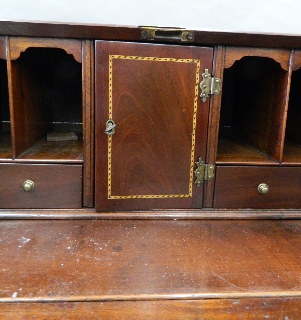 A George III mahogany bureau with well. 75.5 cm wide. - Image 3 of 6