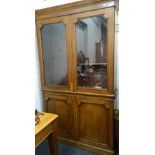 An oak bookcase cabinet. 127 cm wide.