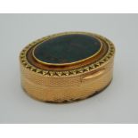 An 18 ct gold bloodstone vinaigrette. 4 cm wide (24.