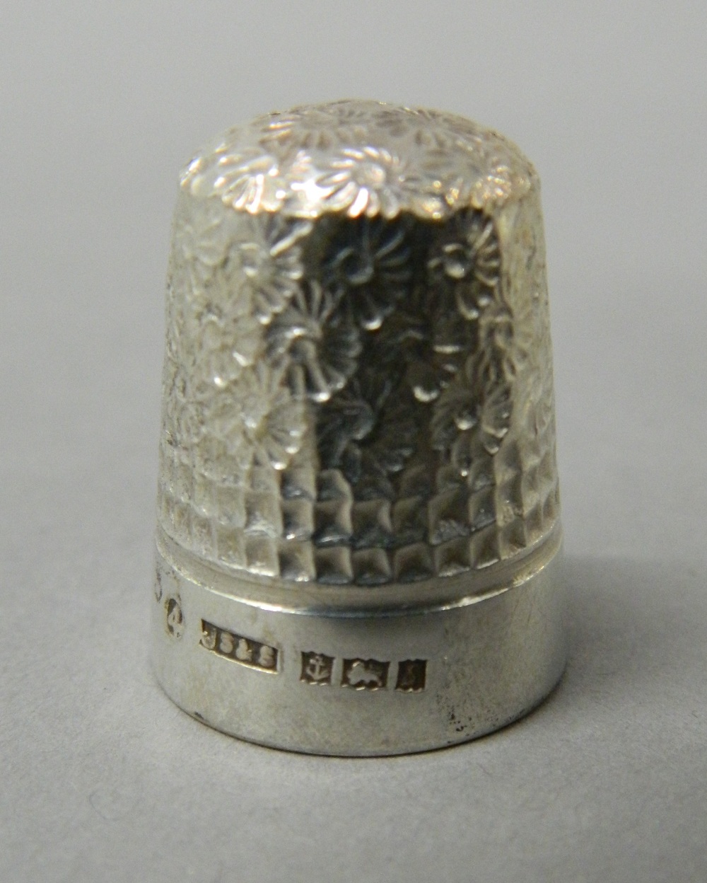 A Victorian tortoiseshell thimble box, with silver thimble. 4.75 cm high. - Image 10 of 11