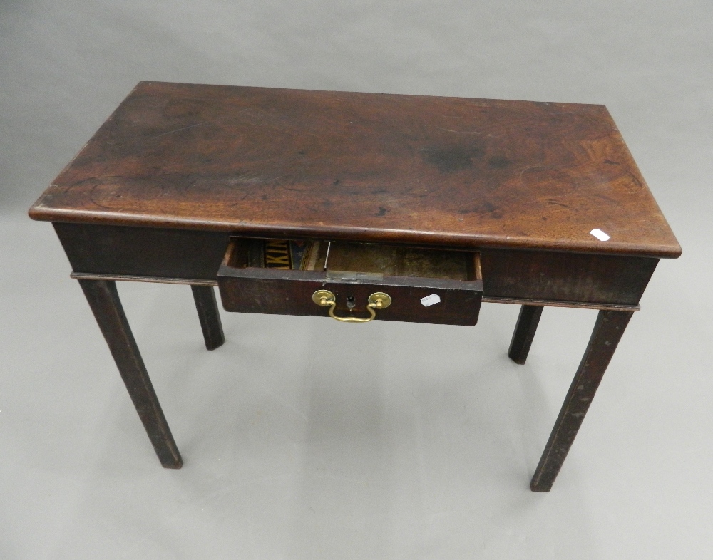 A Georgian mahogany side table. 89 cm wide. - Image 4 of 6