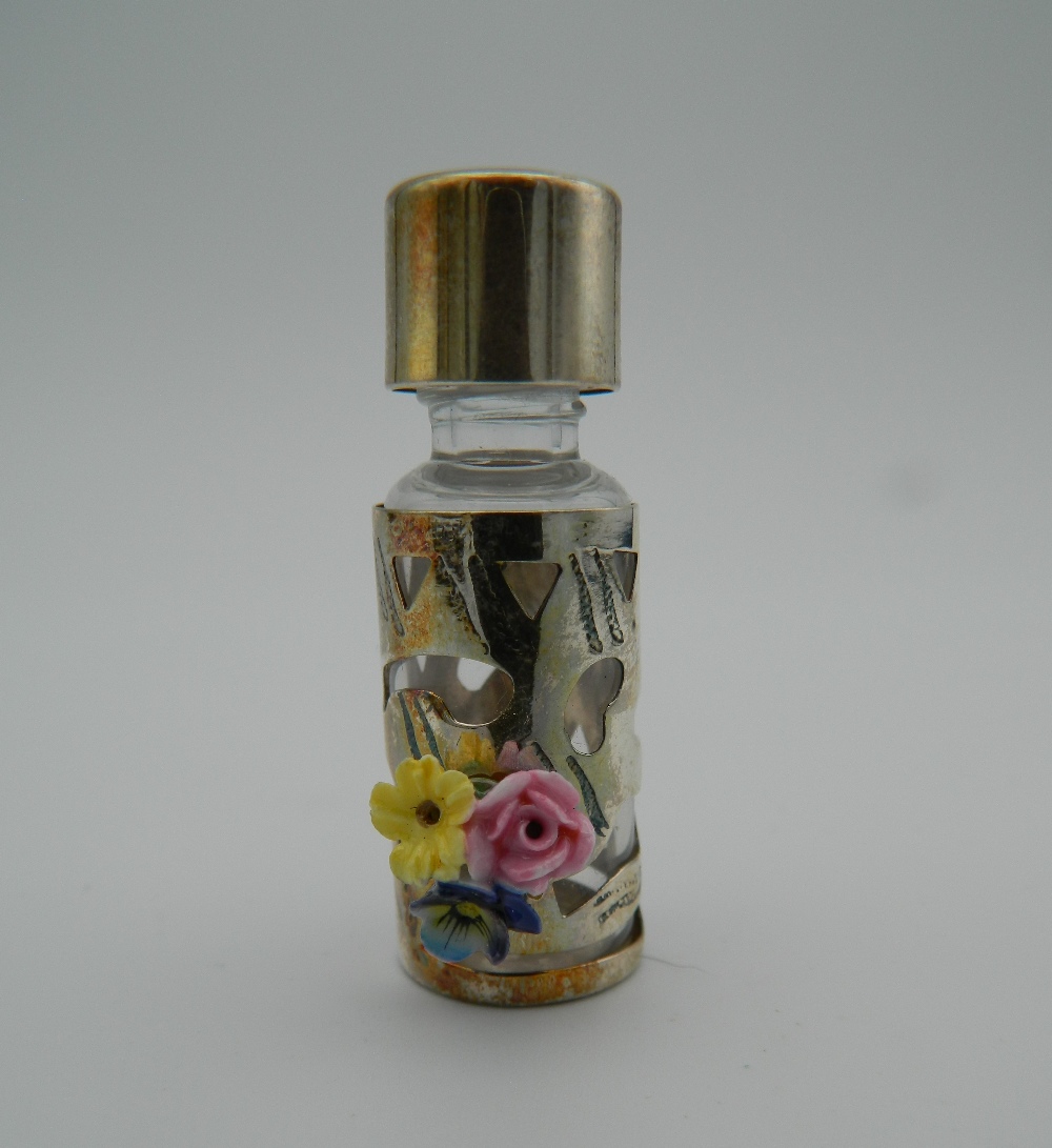 A silver miniature scent bottle, boxed. 4 cm high. - Image 2 of 2