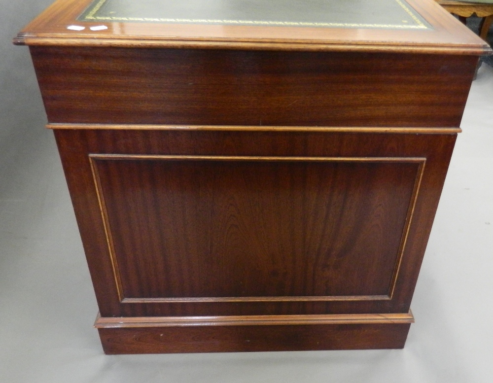 A modern pedestal desk. 136 cm wide. - Image 4 of 5