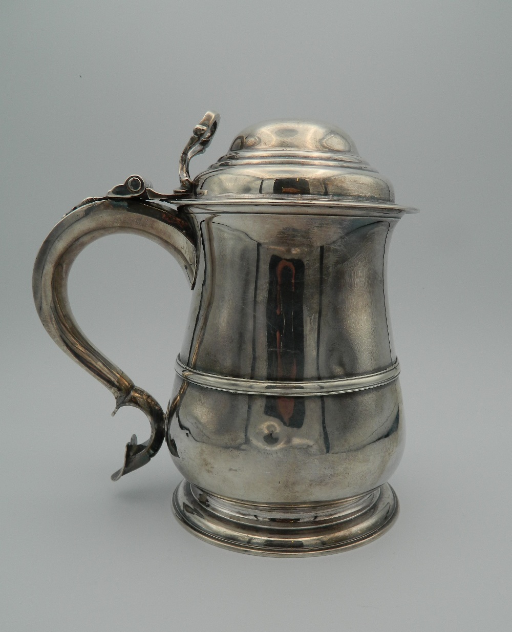 A Georgian silver lidded tankard. 18 cm high (27.6 troy ounces).