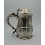 A Georgian silver lidded tankard. 18 cm high (27.6 troy ounces).