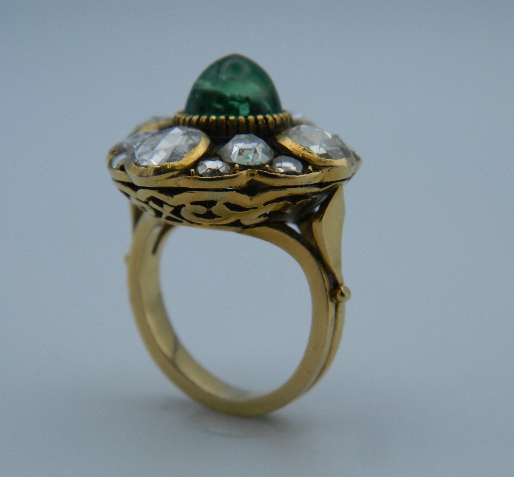 An unmarked 18 ct gold diamond and emerald ring. 2 cm diameter. Ring size I/J. - Image 4 of 4