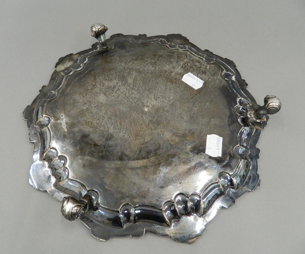 A Georgian silver salver. 28 cm diameter (30 troy ounces). - Image 2 of 5