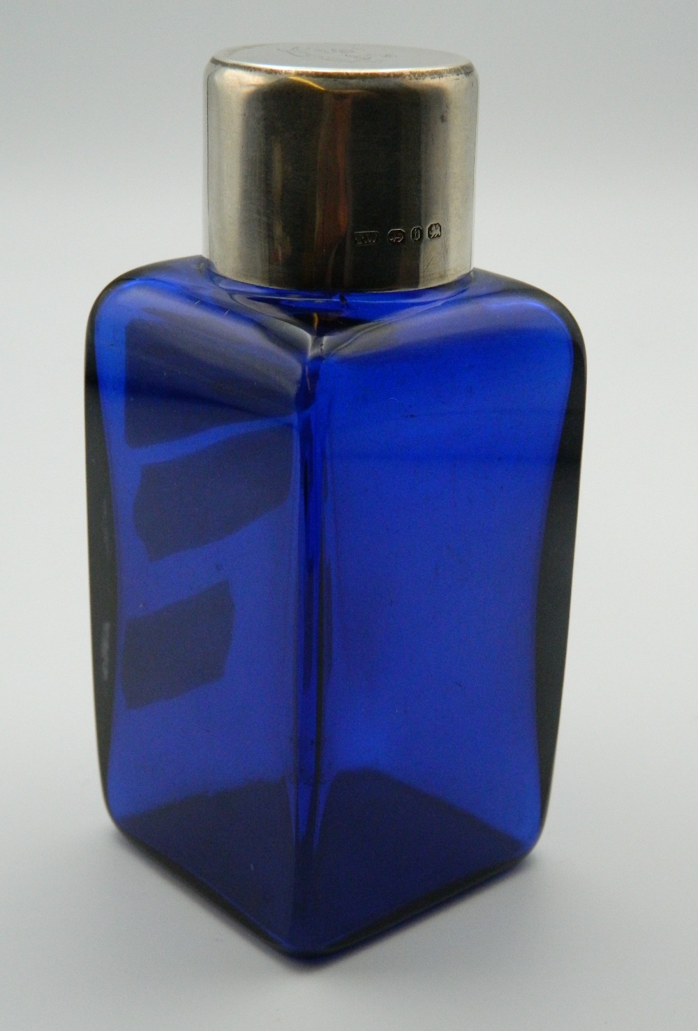 A silver topped blue glass scent bottle - Image 2 of 4