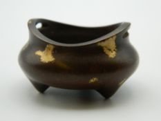 A small Chinese gold splash bronze censer. 4.5 cm diameter.