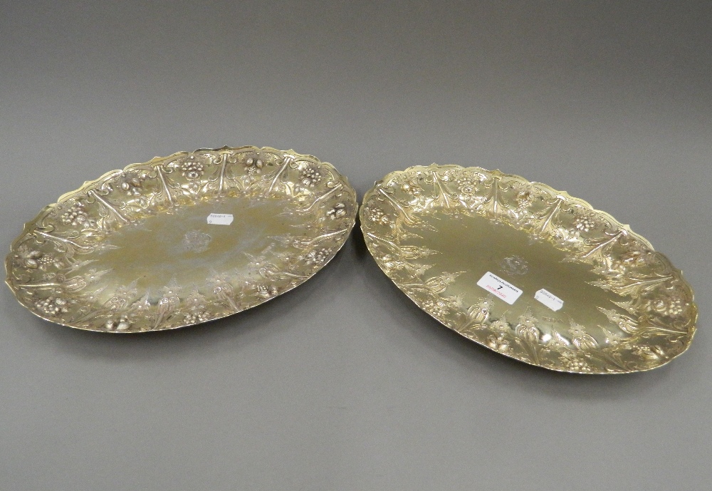 A pair of Edwardian silver gilt platters. 32 cm wide (37. - Image 2 of 12