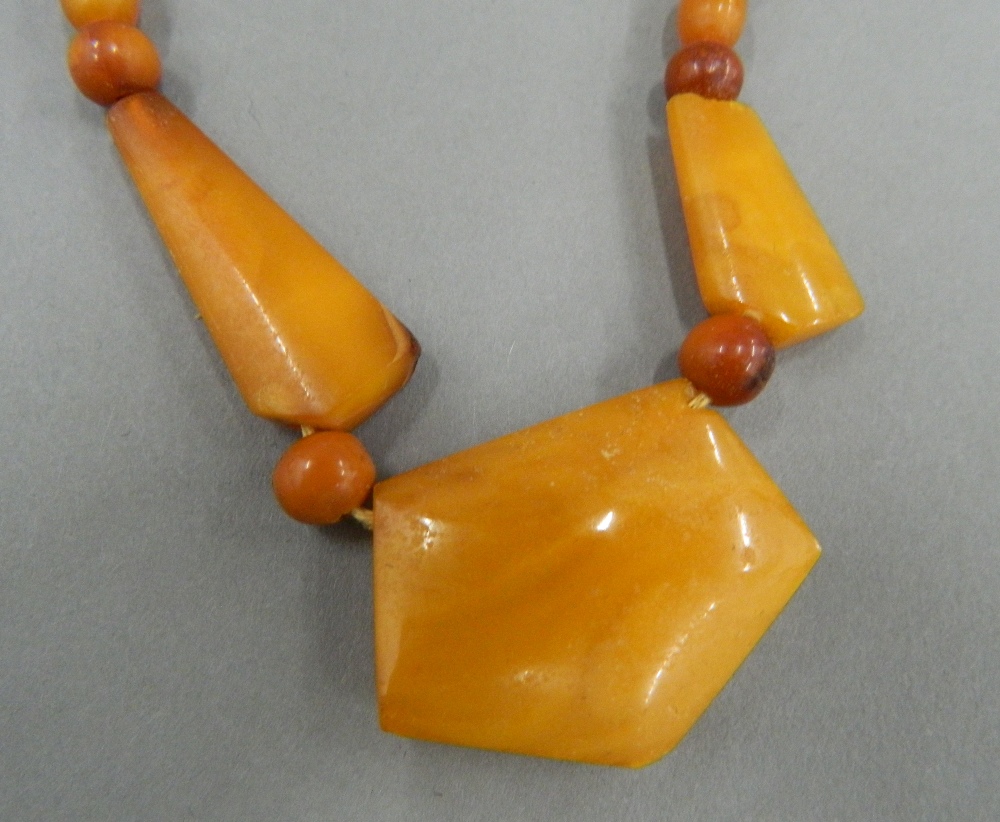 An amber bead necklace and two others. The largest 48 cm long. - Image 14 of 15