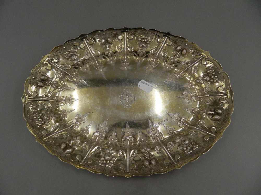 A pair of Edwardian silver gilt platters. 32 cm wide (37. - Image 3 of 12