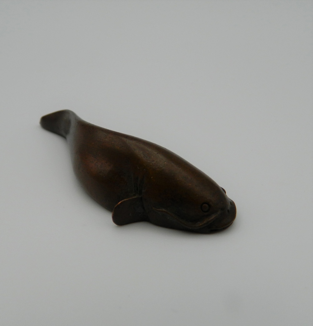 A small Japanese bronze model of a fish. 5.5 cm long. - Image 3 of 8
