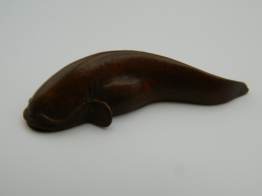 A small Japanese bronze model of a fish. 5.5 cm long. - Image 8 of 8