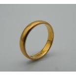 A Victorian 22 ct gold wedding band. Ring size L (4.