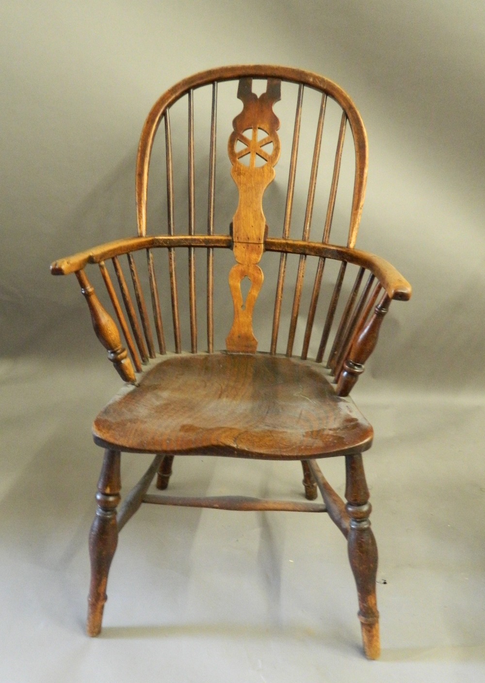 Two 19th century elm seated Windsor chairs. The largest 59 cm wide. - Image 2 of 7
