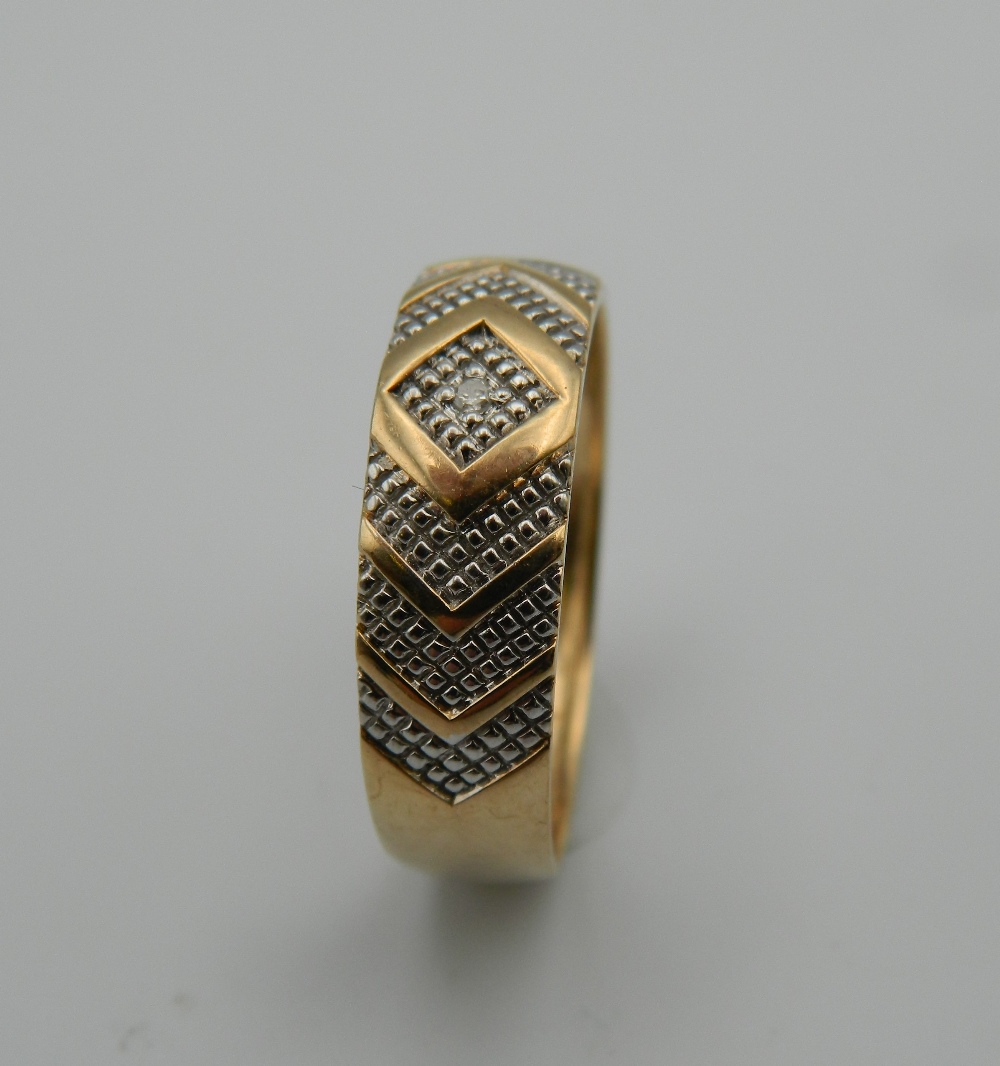 A 9 ct gold gentleman's diamond ring. Ring Size V/W (3. - Image 3 of 4