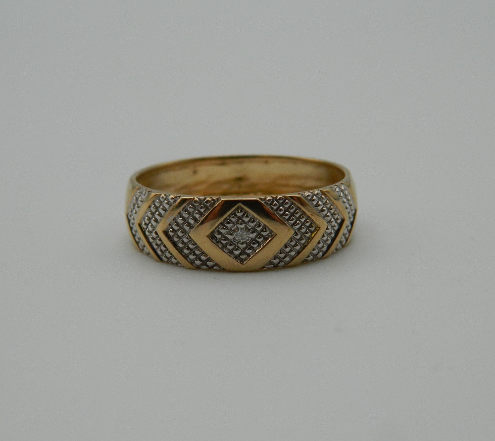 A 9 ct gold gentleman's diamond ring. Ring Size V/W (3. - Image 4 of 4