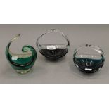 Three 1960s Murano dishes. The largest 14 cm wide.