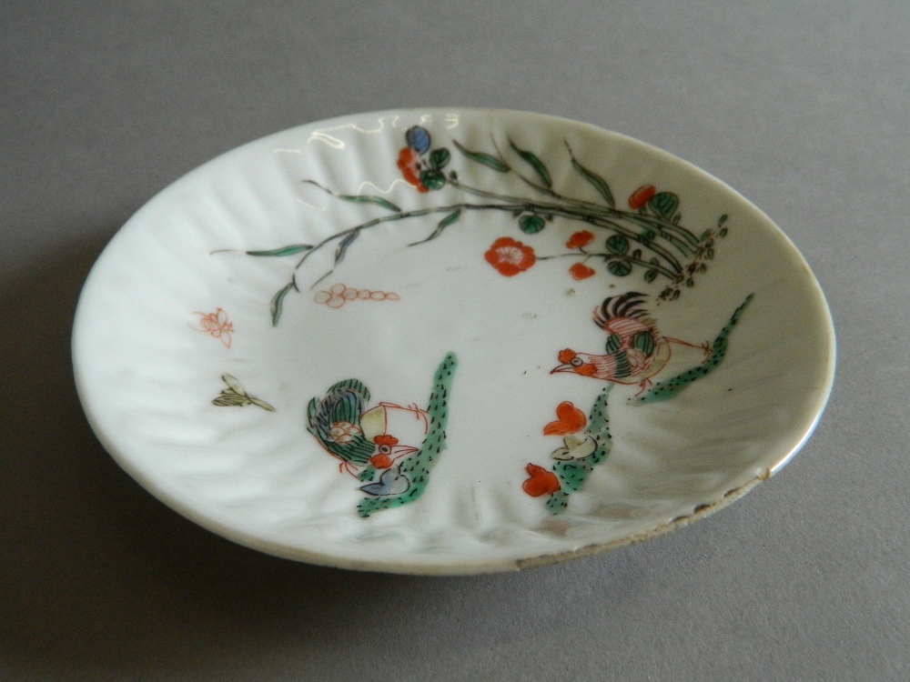 A small Japanese Kakiemon dish Decorated with chickens, butterflies and floral sprays. - Image 7 of 10