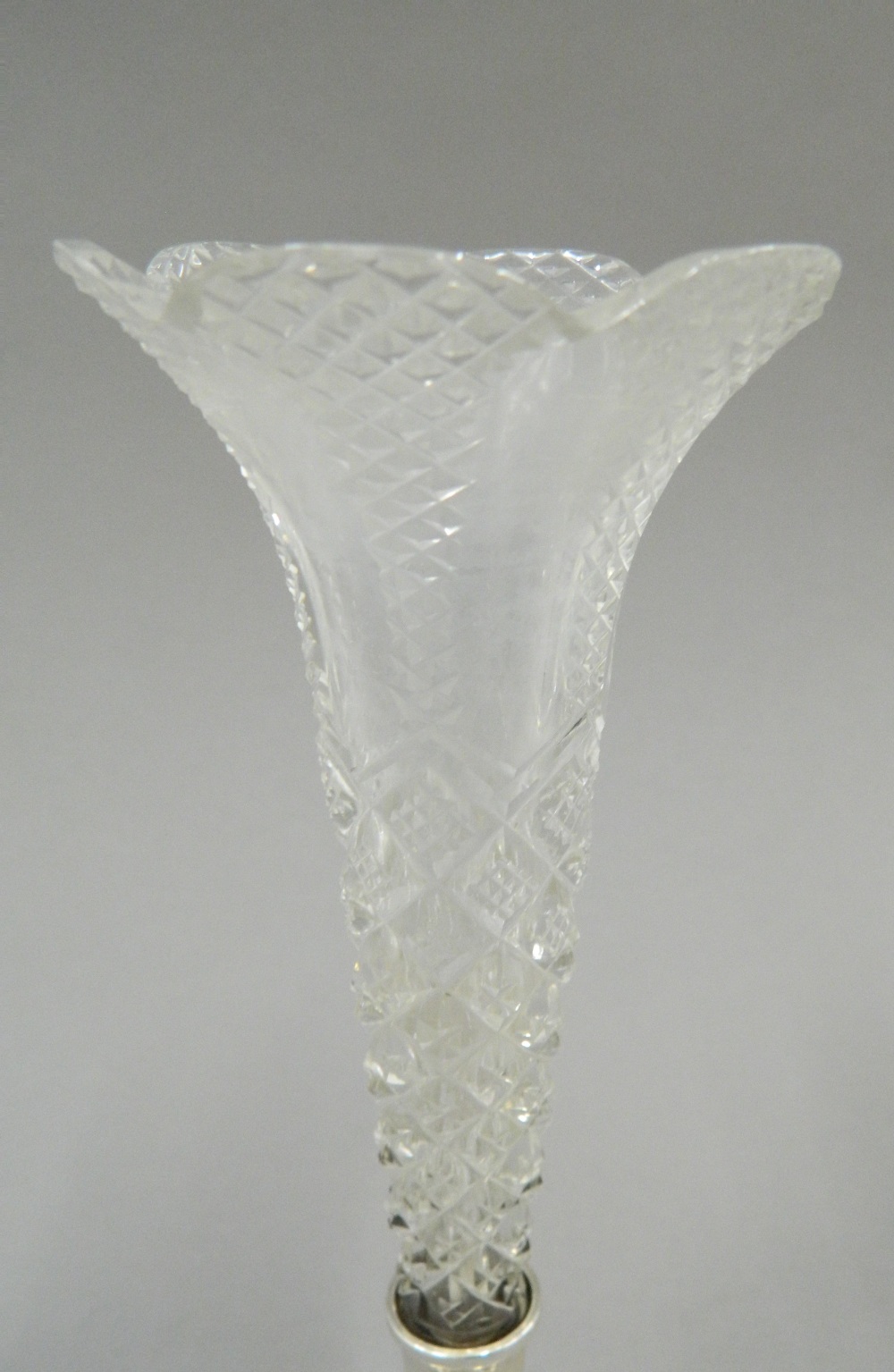 A pair of silver and glass bud vases. Each 20 cm high. - Image 3 of 7