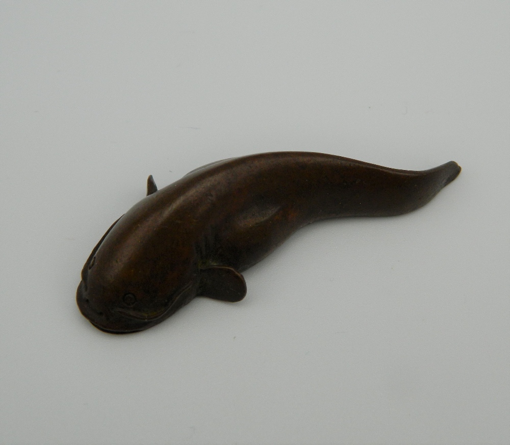 A small Japanese bronze model of a fish. 5.5 cm long. - Image 2 of 8