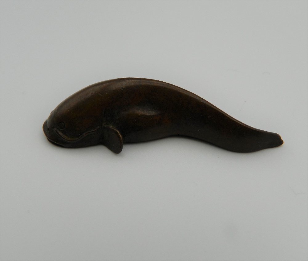 A small Japanese bronze model of a fish. 5.5 cm long. - Image 4 of 8