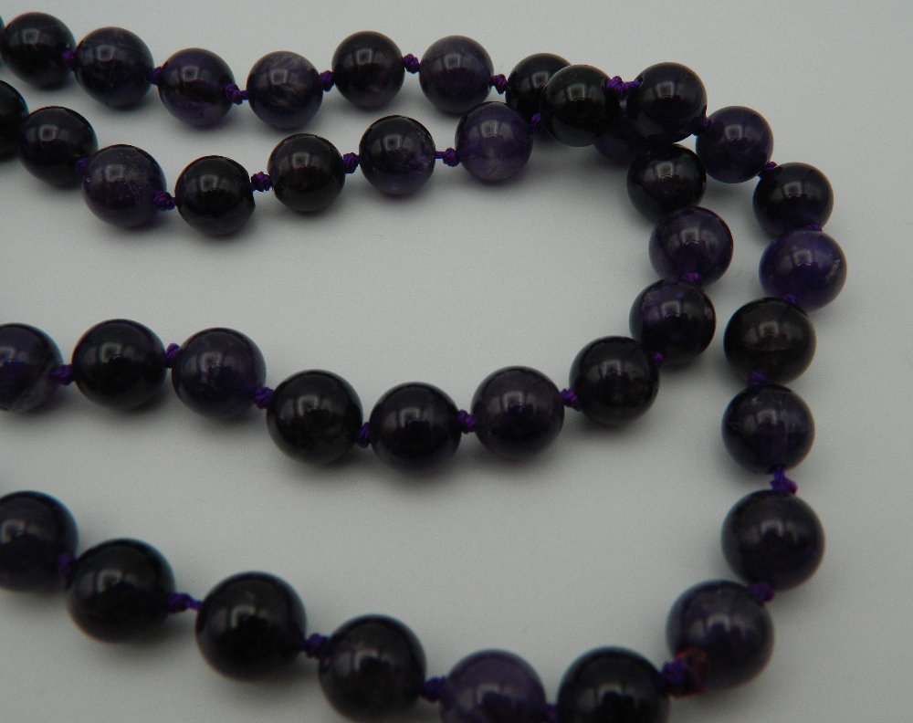 A string of amethyst beads. 69 cm long. - Image 3 of 3