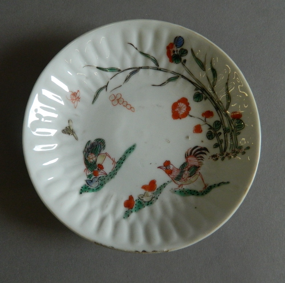 A small Japanese Kakiemon dish Decorated with chickens, butterflies and floral sprays. - Image 6 of 10