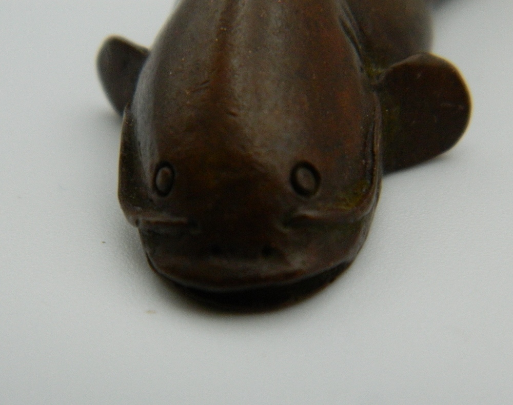 A small Japanese bronze model of a fish. 5.5 cm long. - Image 6 of 8