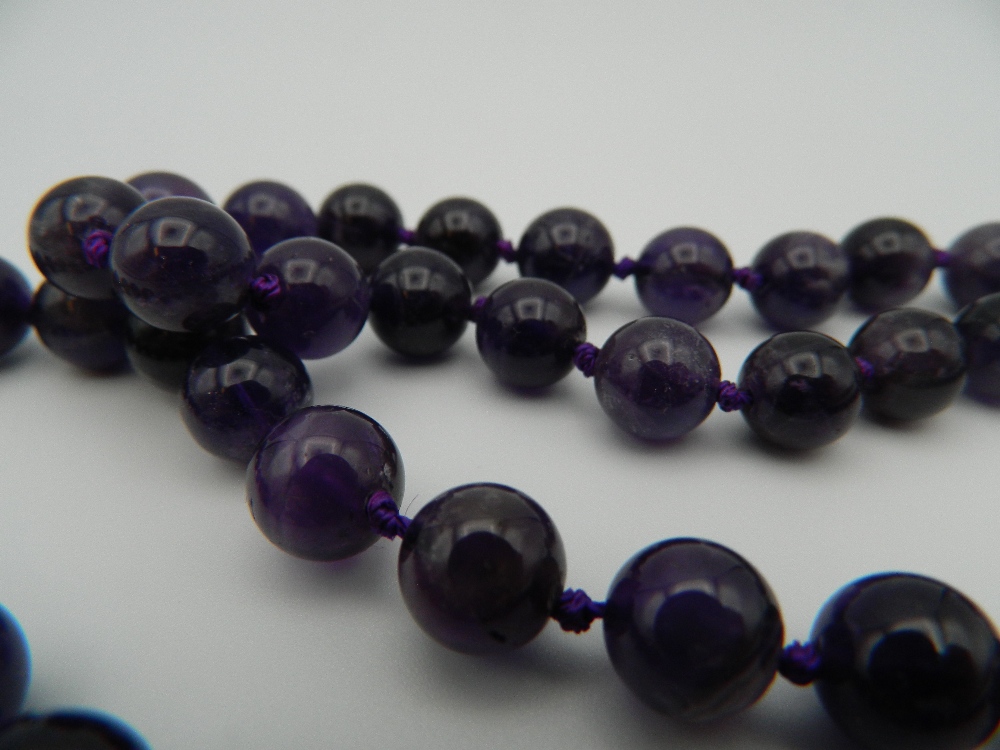 A string of amethyst beads. 69 cm long. - Image 2 of 3