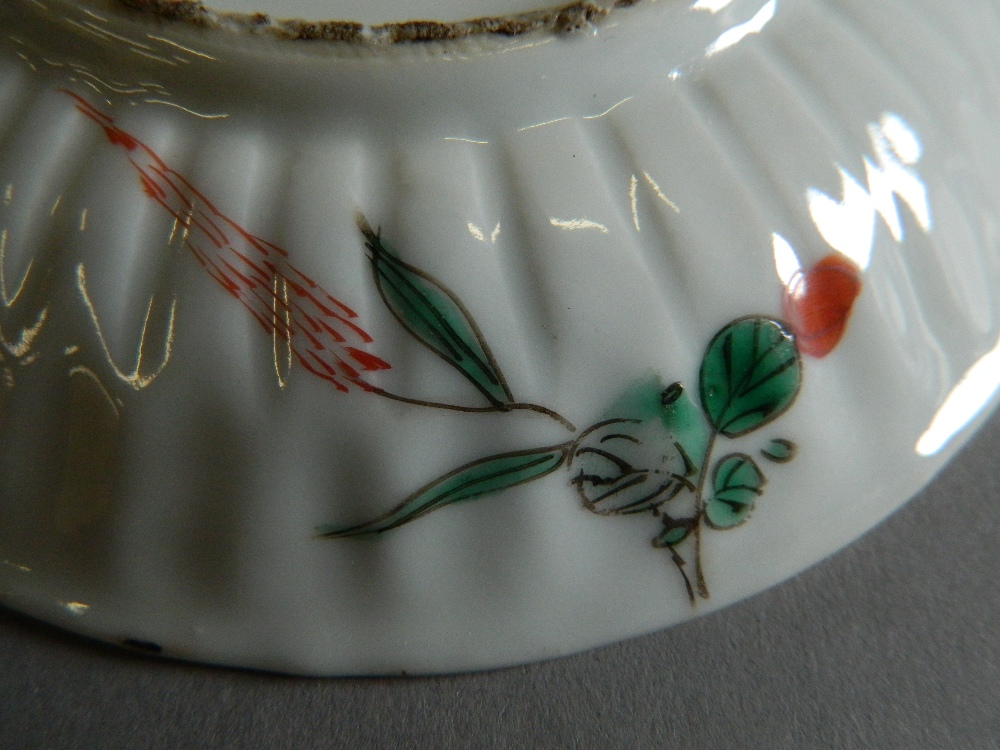 A small Japanese Kakiemon dish Decorated with chickens, butterflies and floral sprays. - Image 9 of 10