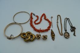 A small quantity of miscellaneous jewellery.