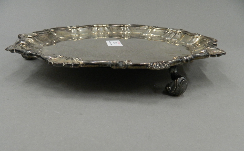 A Georgian silver salver. 28 cm diameter (30 troy ounces). - Image 5 of 5