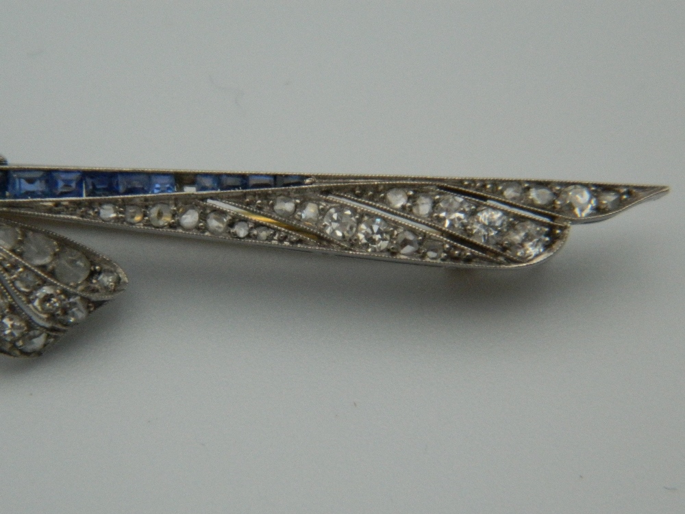 An Edwardian platinum diamond and sapphire bow brooch with an 18 ct gold pin. - Image 5 of 9