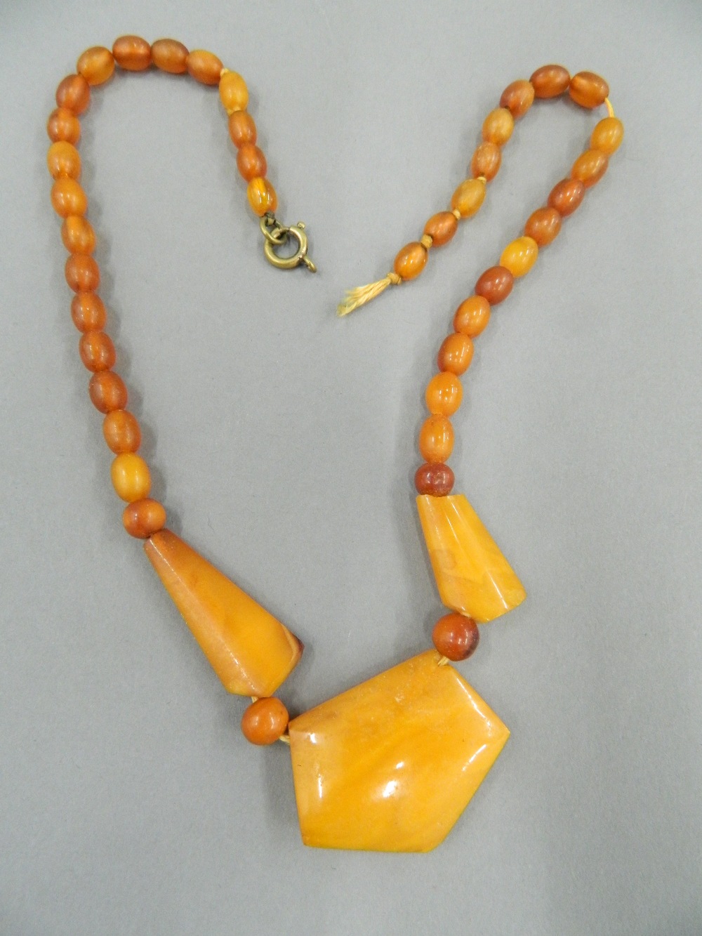 An amber bead necklace and two others. The largest 48 cm long. - Image 13 of 15