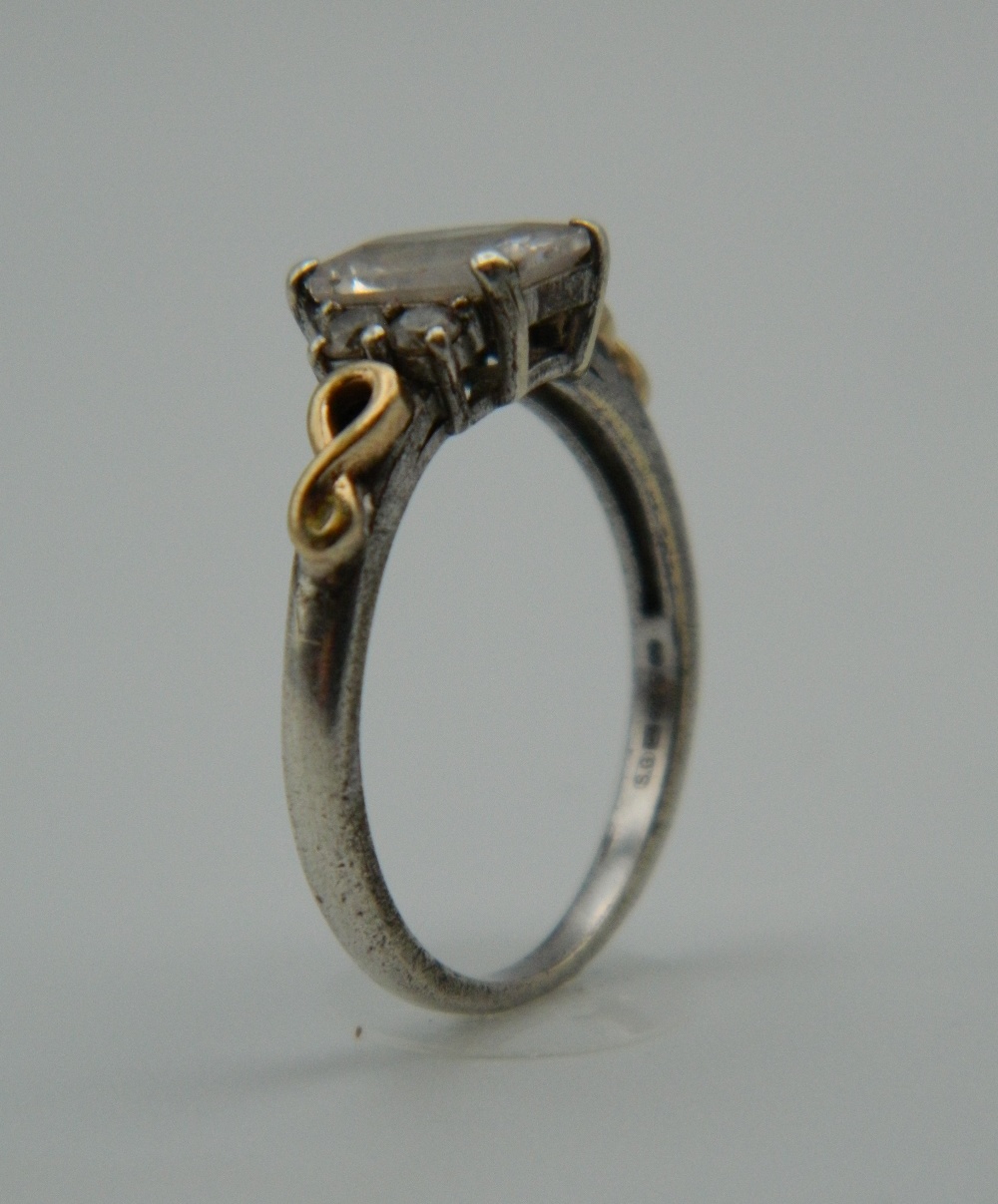 A 9 ct gold and silver ring. Ring Size L (2. - Image 5 of 6