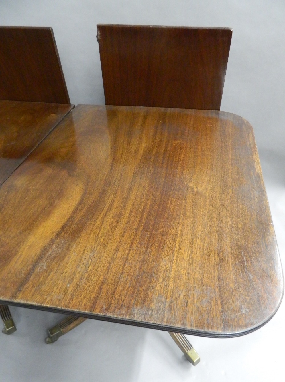 A mahogany twin pedestal dining table. Approximately 272 cm long x 106 cm wide. - Image 4 of 4