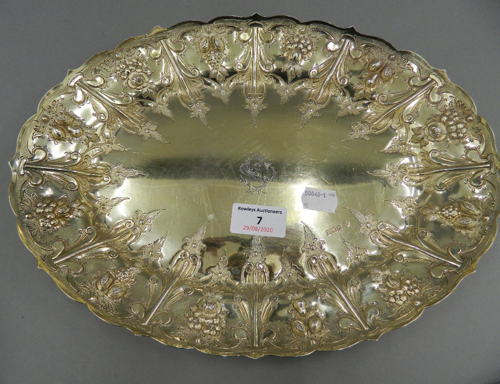 A pair of Edwardian silver gilt platters. 32 cm wide (37. - Image 9 of 12