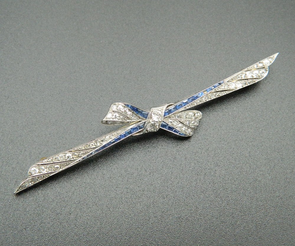 An Edwardian platinum diamond and sapphire bow brooch with an 18 ct gold pin. - Image 8 of 9