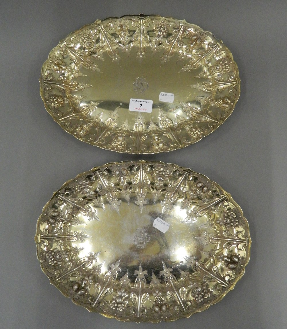 A pair of Edwardian silver gilt platters. 32 cm wide (37.